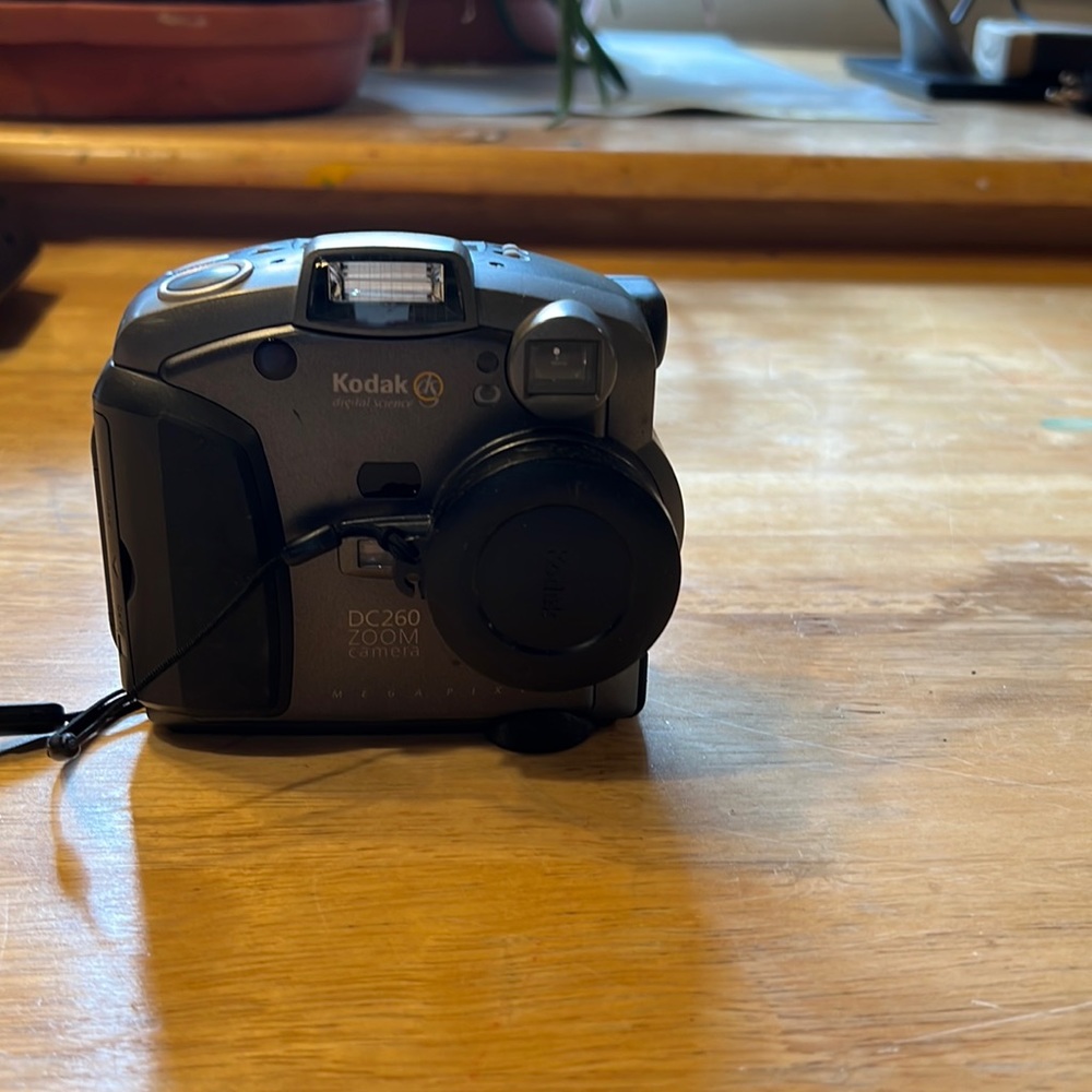 Good condition Kodak digital science DC260 Zoom camera in dark gray color.